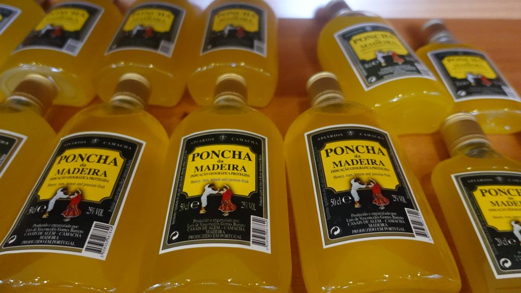 Natürlich darf im Angebot Poncha nicht fehlen - Blick auf die liegend gelagerten Flaschen