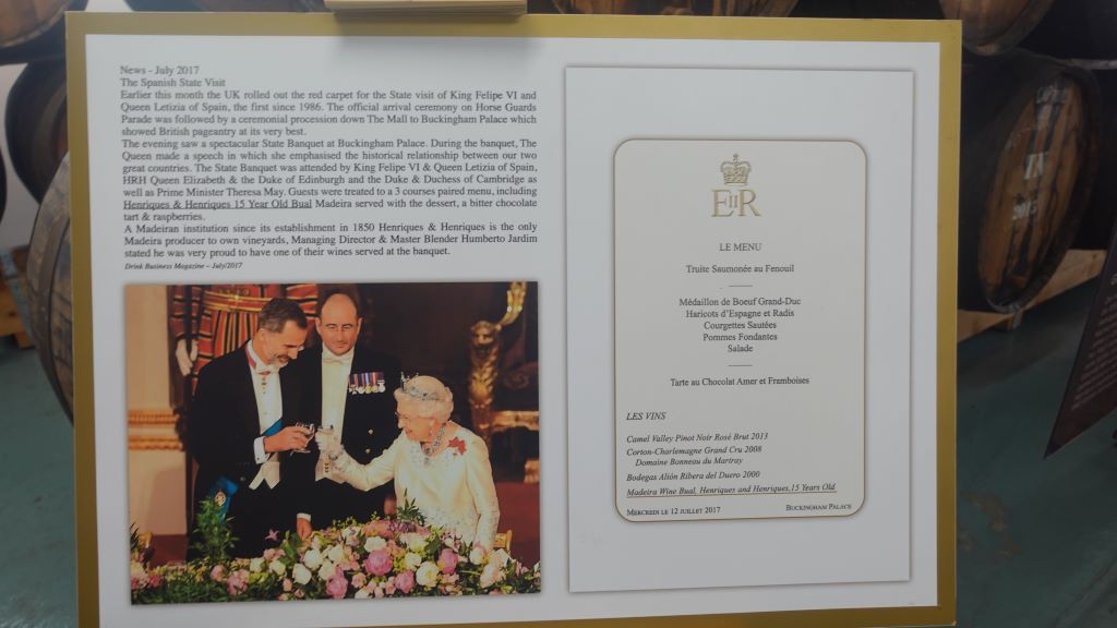 Gekrönte Häupter wissen den einzigartigen Geschmack der Henriques & Henriques Weine zu schätzen - Ein Foto mit Queen Elisabeth und König Felipe beim Anstoßen mit den Weinen dieses Hauses
