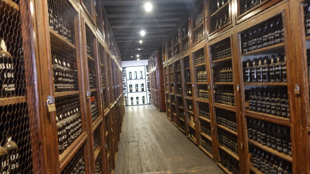 Ein Flaschenlagergang mit wertvollsten Weinen hinter verschlossen Türen