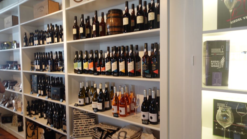 Ein Regal mit Weinen im Wineshop „A Loja Vinho“