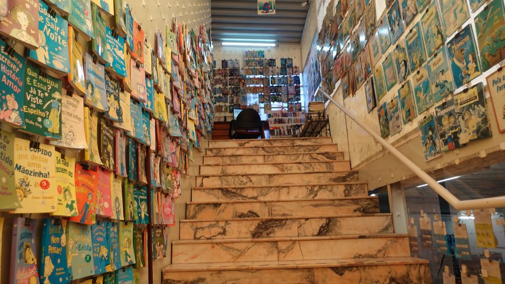 Zum Teil werden die Bücher durch ein Klammersystem gehalten