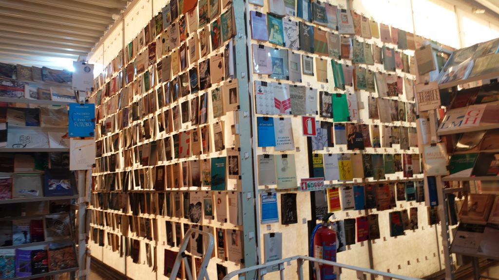 Zum Teil werden die Bücher durch ein Klammersystem gehalten