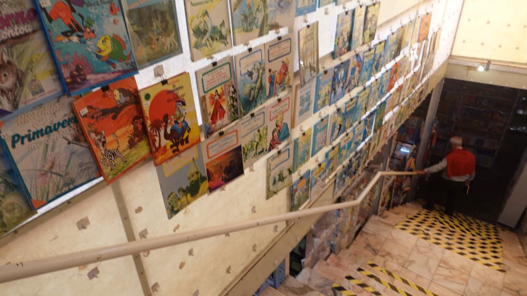 Über zahlreiche Treppen kommst du zu den einzelnen Räumen
