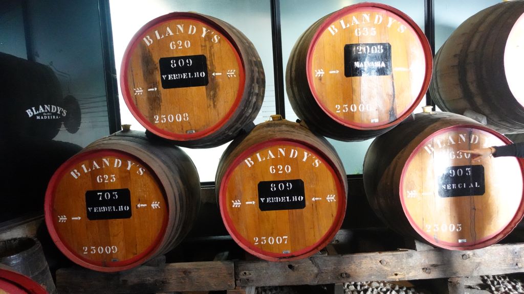 Blick auf einige Fässer in Blandy`s Wine Lodge in Funchal