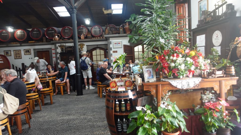 Willkommen in der Weinhandlung Pereira D`Oliveira - Innenansicht