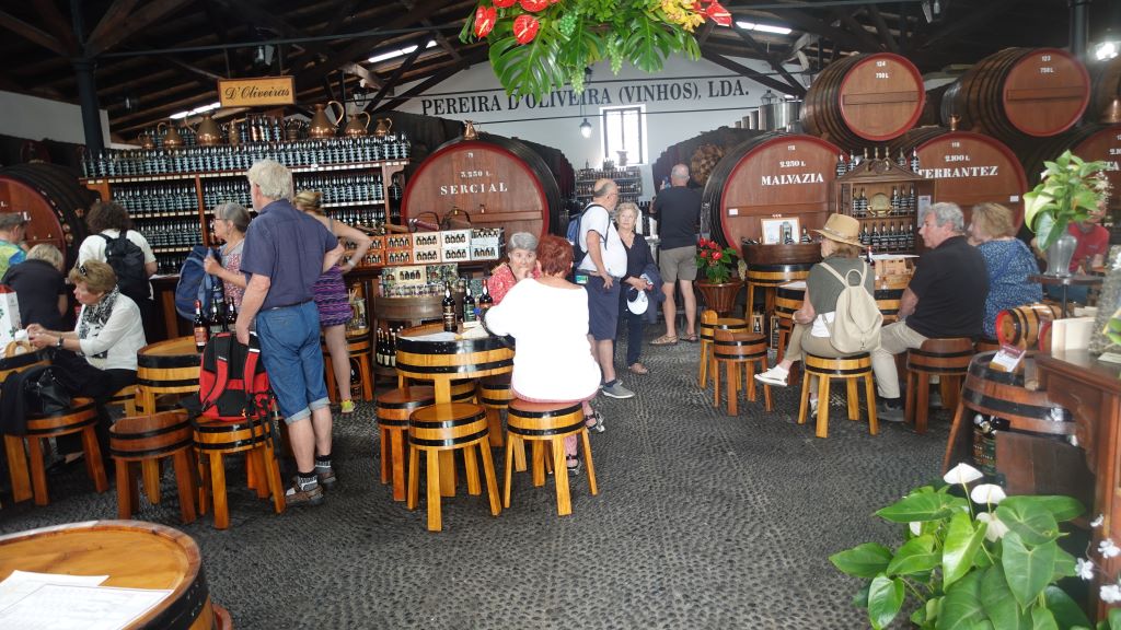 Weinhandlung D´Oliveiras in Funchal: in geschichtsträchtiger Umgebung mit gemütlichen Sitzgelegenheiten aus alten Fässern