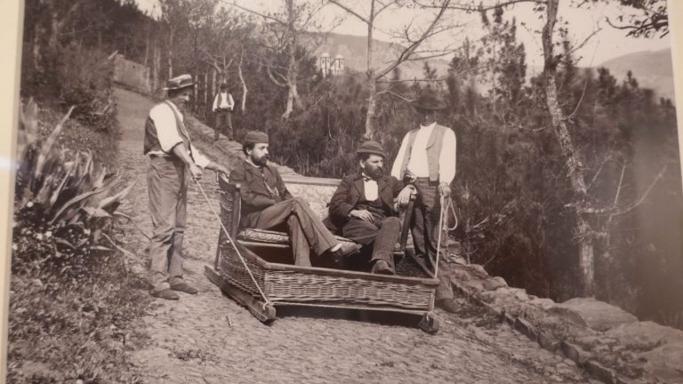 uraltes Schwarzweißfoto einer Korbschlittenfahrt auf Madeira: eines der coolsten Verkehrsmittel der Welt