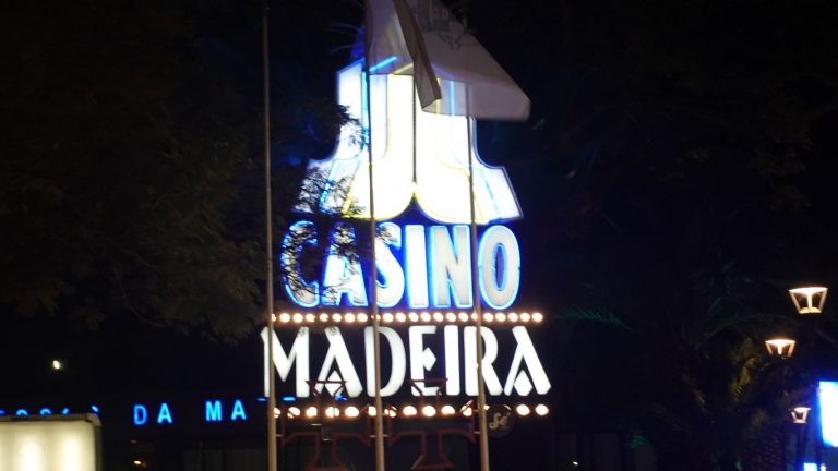 Leuchtreklame über dem Casino Madeira in Funchal