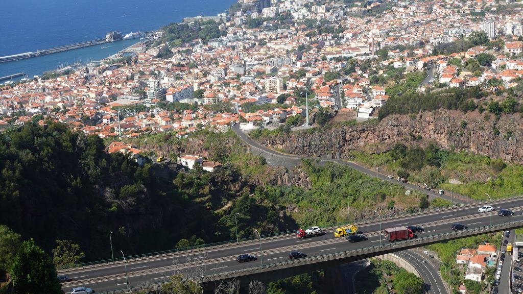 Funchal liegt dir zu Füßen - Blick vom Botanischen Garten hinunter auf die Stadt
