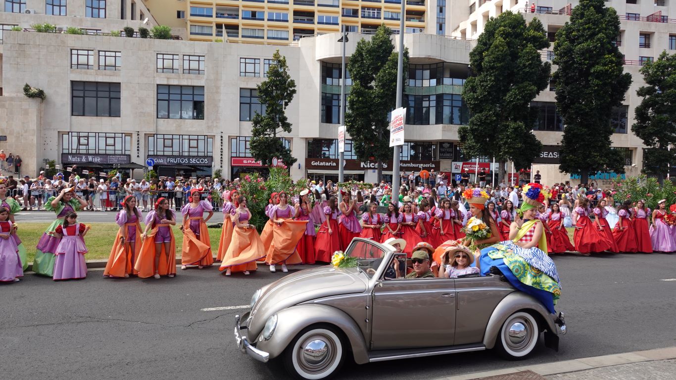 Ein BW-Käfer Cabrio bei der Madeira Flower Classic Auto Parade in Funchal