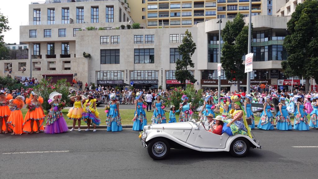 Ein zweisitziger Oldtimer bei der Madeira Flower Classic Auto Parade
