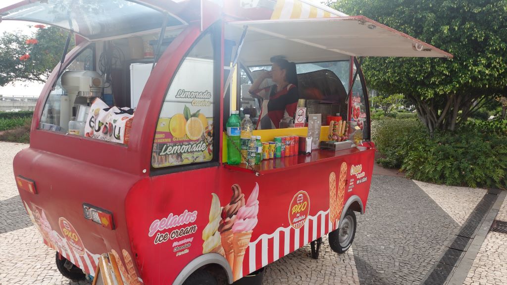Foodtrucks an der Promenade in Funchal