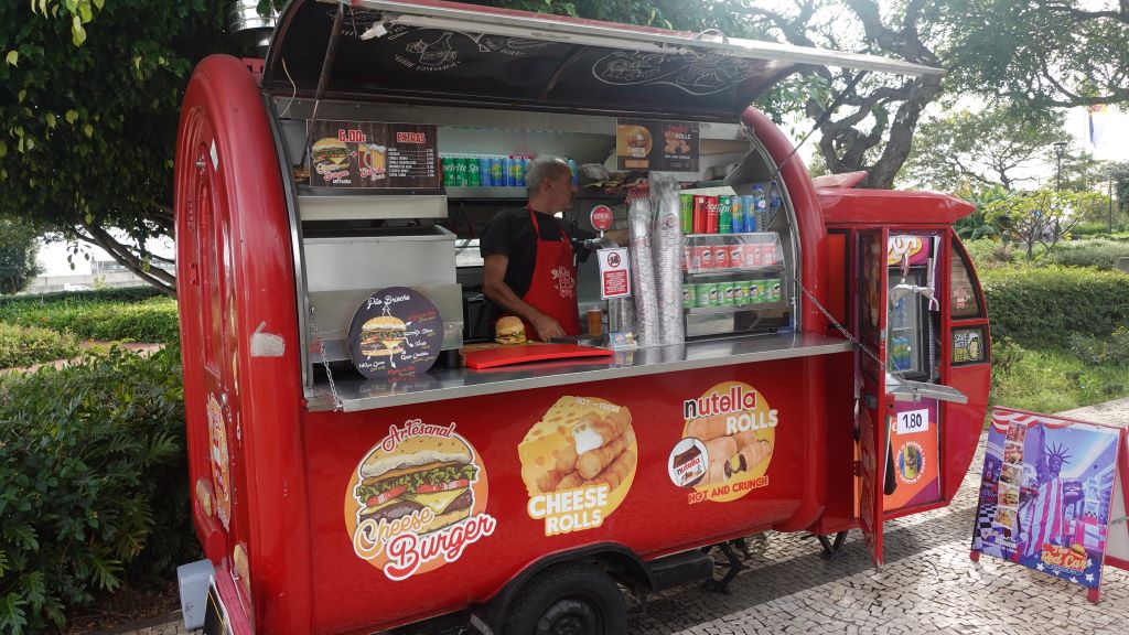 Foodtrucks an der Promenade in Funchal