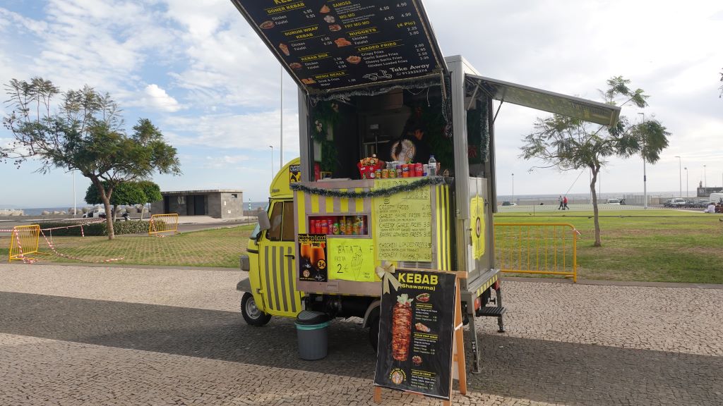 Foodtrucks an der Promenade in Funchal