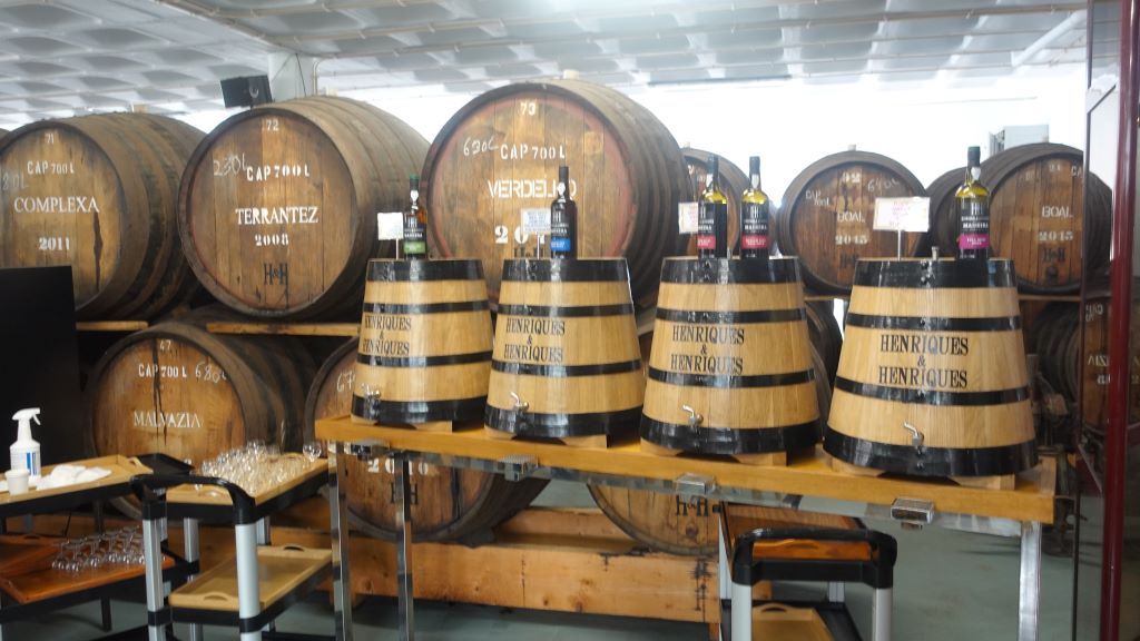 Die süße Versuchung: Madeira Weine - ein Raum voller Weinfässer