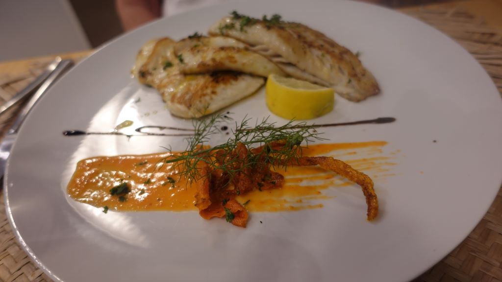 und schmeckt so köstlich - zubereiteter Degenfisch im Restaurant