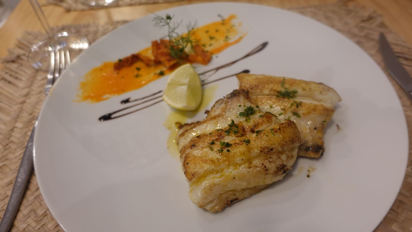 Restaurant Peixaria da Avenida in Funchal: ein Paradies für Liebhaber von Fisch und Meeresfrüchten - Fisch und Zitrone auf einem Teller