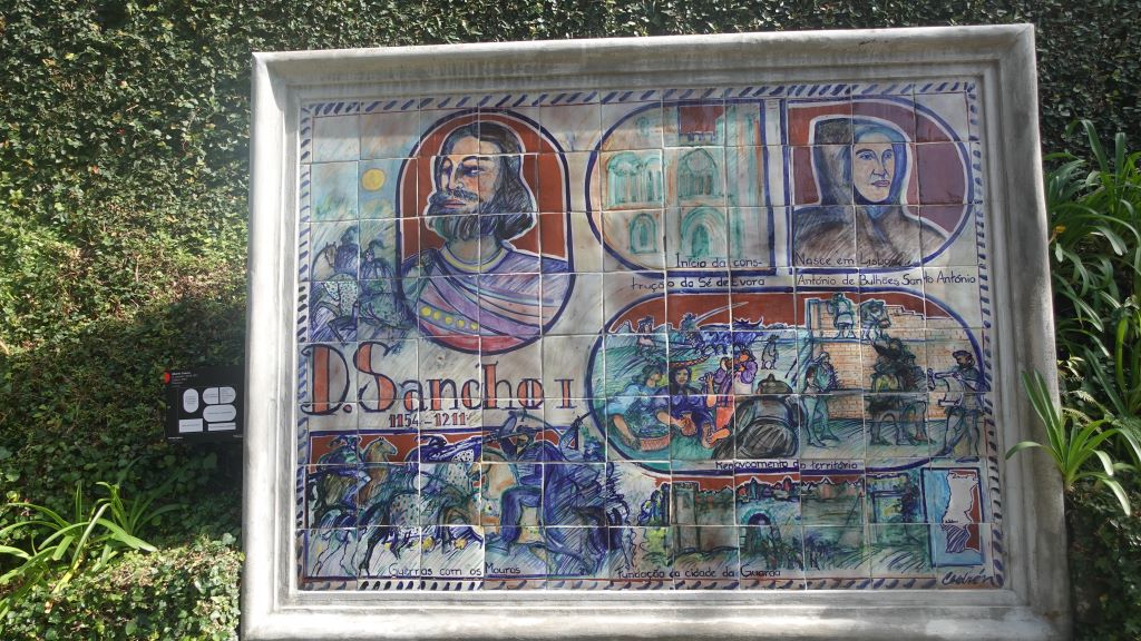Auf den Azulejos wird die portugiesische Geschichte dargestellt.
