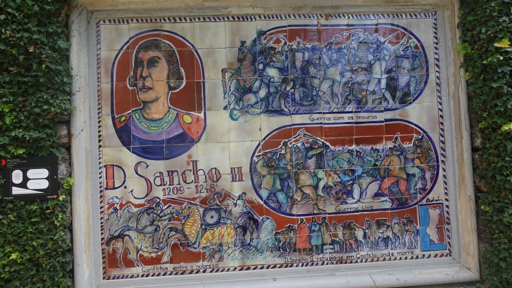 Auf den Azulejos wird die portugiesische Geschichte dargestellt.