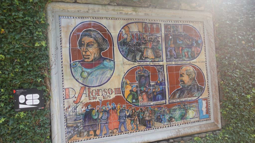 Auf den Azulejos wird die portugiesische Geschichte dargestellt.