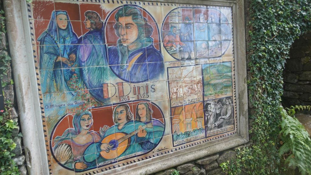 Auf den Azulejos wird die portugiesische Geschichte dargestellt.
