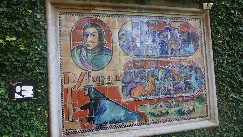 Auf den Azulejos wird die portugiesische Geschichte dargestellt.