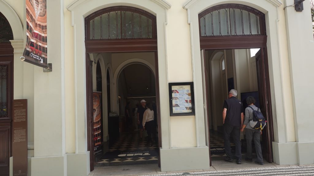 Das Theater Baltazar Dias an der Flaniermeile Av. Arriaga in Funchal - Eingangsbereich