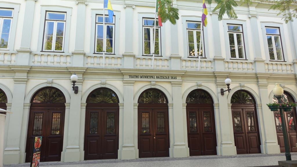 Das Theater Baltazar Dias an der Flaniermeile Av. Arriaga in Funchal - Außenansicht