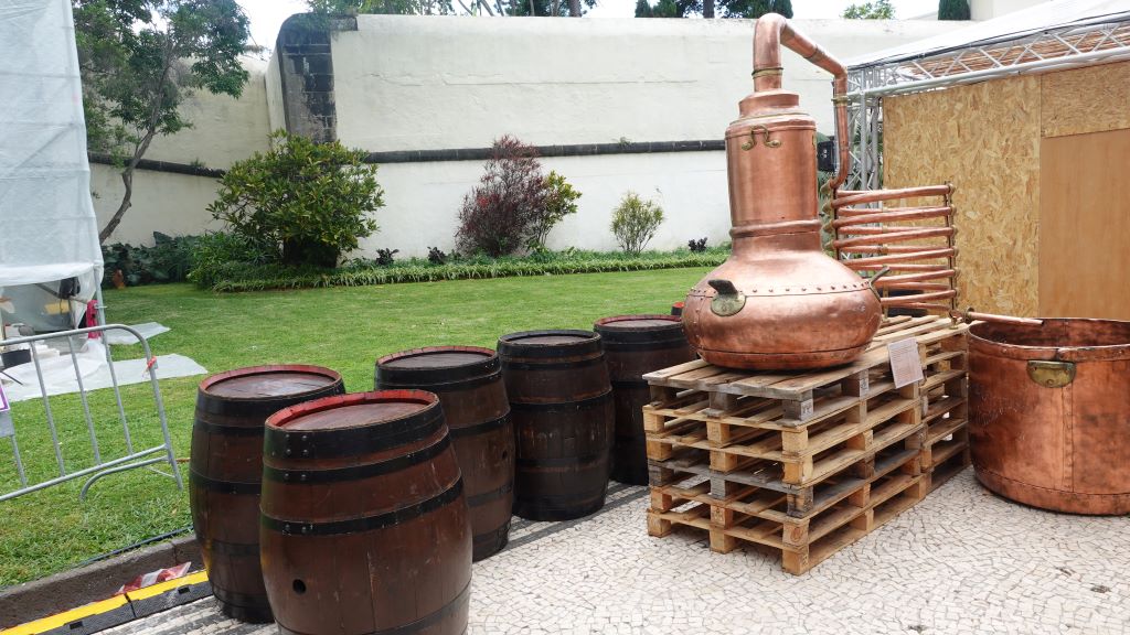 Die Party kann starten - Rumfässer neben einer Brennanlage