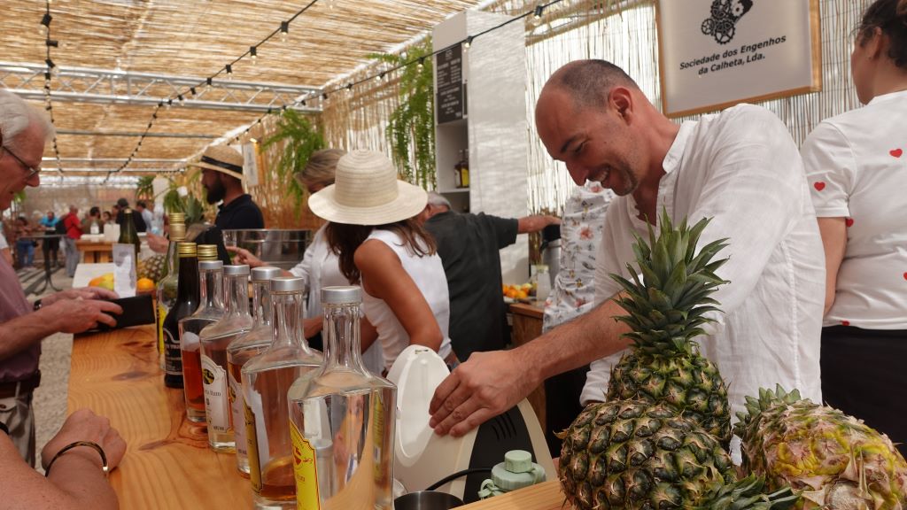 Die Party kann starten - Barpersonal bei der Arbeit
