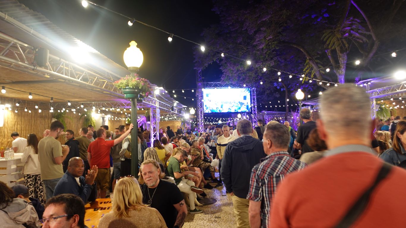 Rum Festival Madeira in Funchal - Blick in die Menge der Besucher