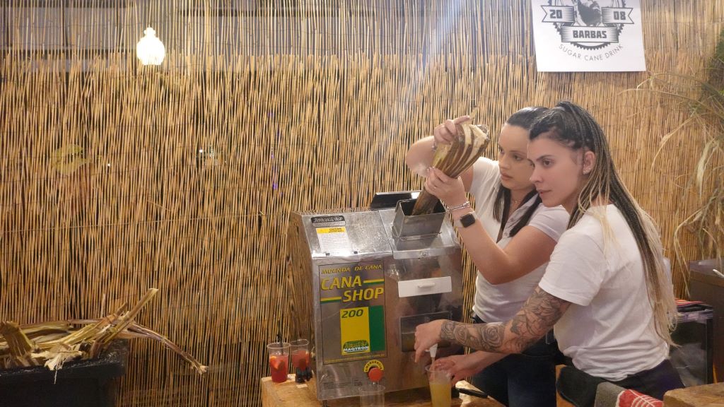 Zwei Kellnerinnen beim Mixen der Coctails