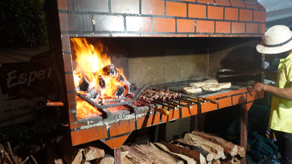 Glücklich vereint: Espetadas (Fleischspieße) und das köstliche Brot Bolo do Caco