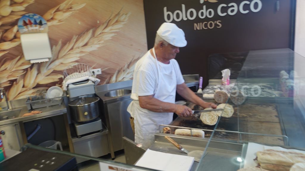 Ein wahrer Meister: Nico auf Porto Santo beim Backen der Brote