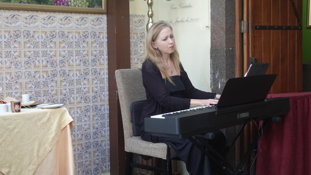 Dezente Hintergrundmusik - Pianistin beim Spiel
