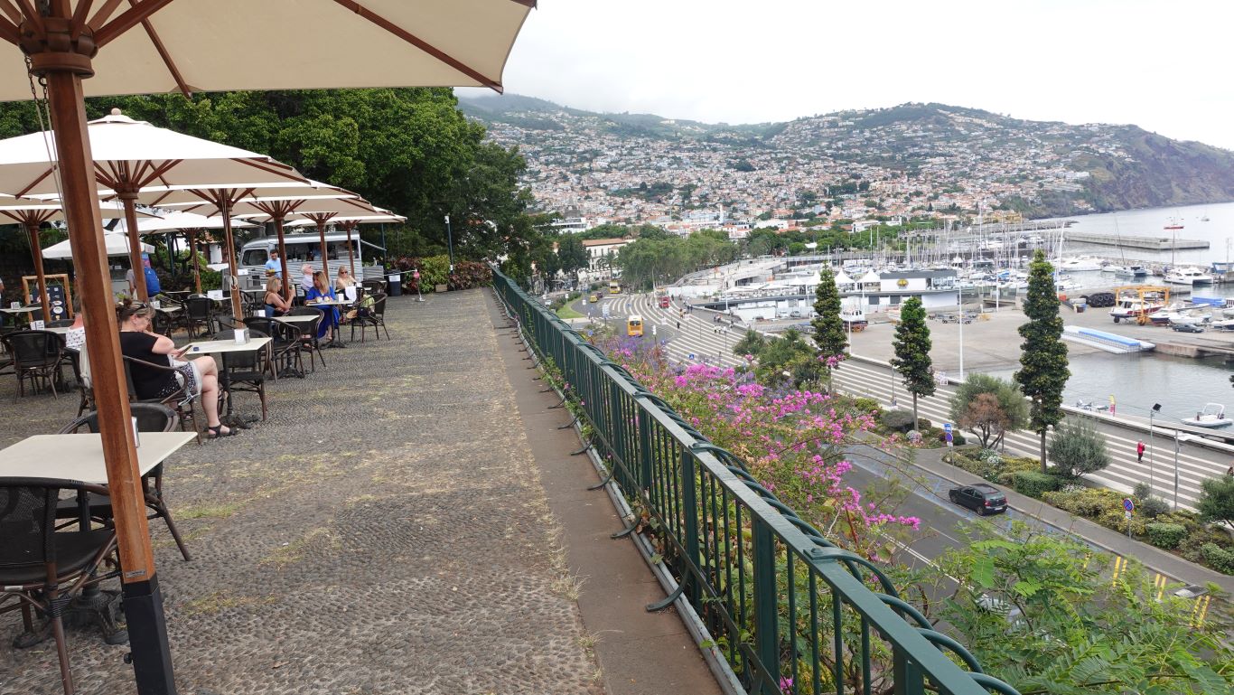 Absolute Top-Lage in Funchal: Café Santa Catarina - Blick von der Terrasse