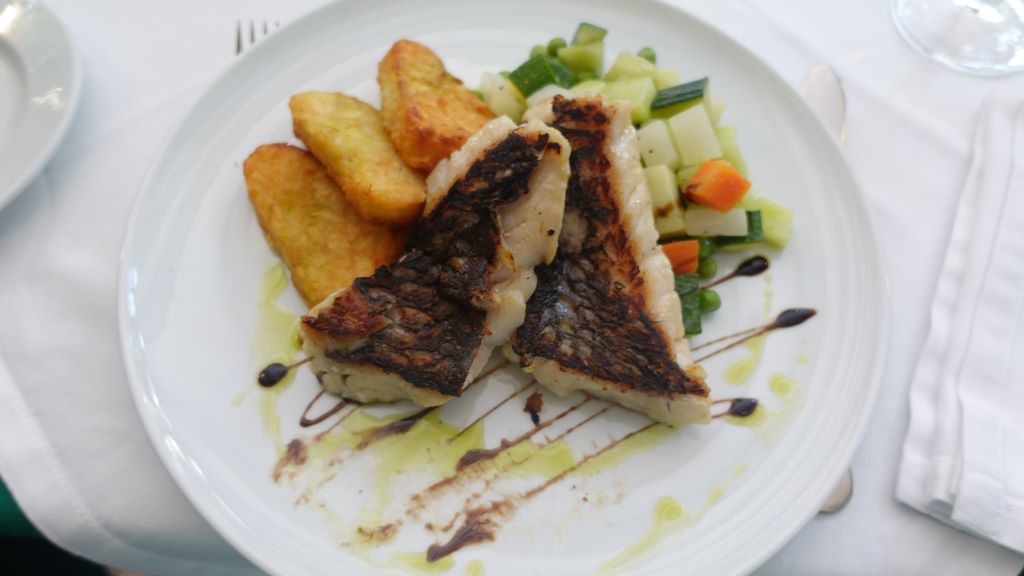 Fisch des Tages auf dem Teller angerichtet