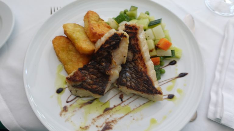 Madeiras Kulinarik: Absolute Top-Qualität zu angemessenen Preisen - Teller mit Fisch und Beilagen