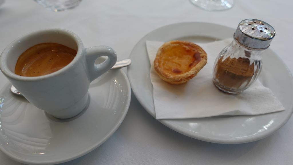 Krönender Abschluss eines Dinners: Bica (Espresso) und Pasteis de Nata