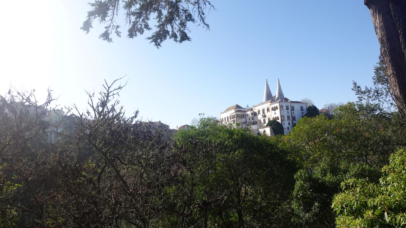 Blick aus der Ferne auf den Palácio Nacional de Sintra