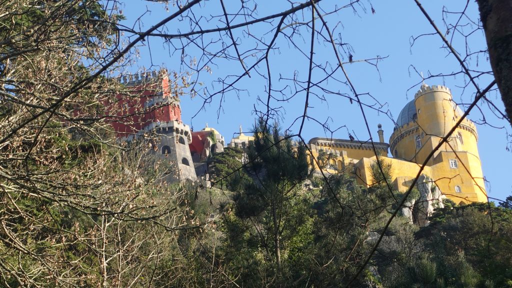 Von unten fotografiert: Palácio da Pena in Sintra: das Neuschwanstein von Portugal