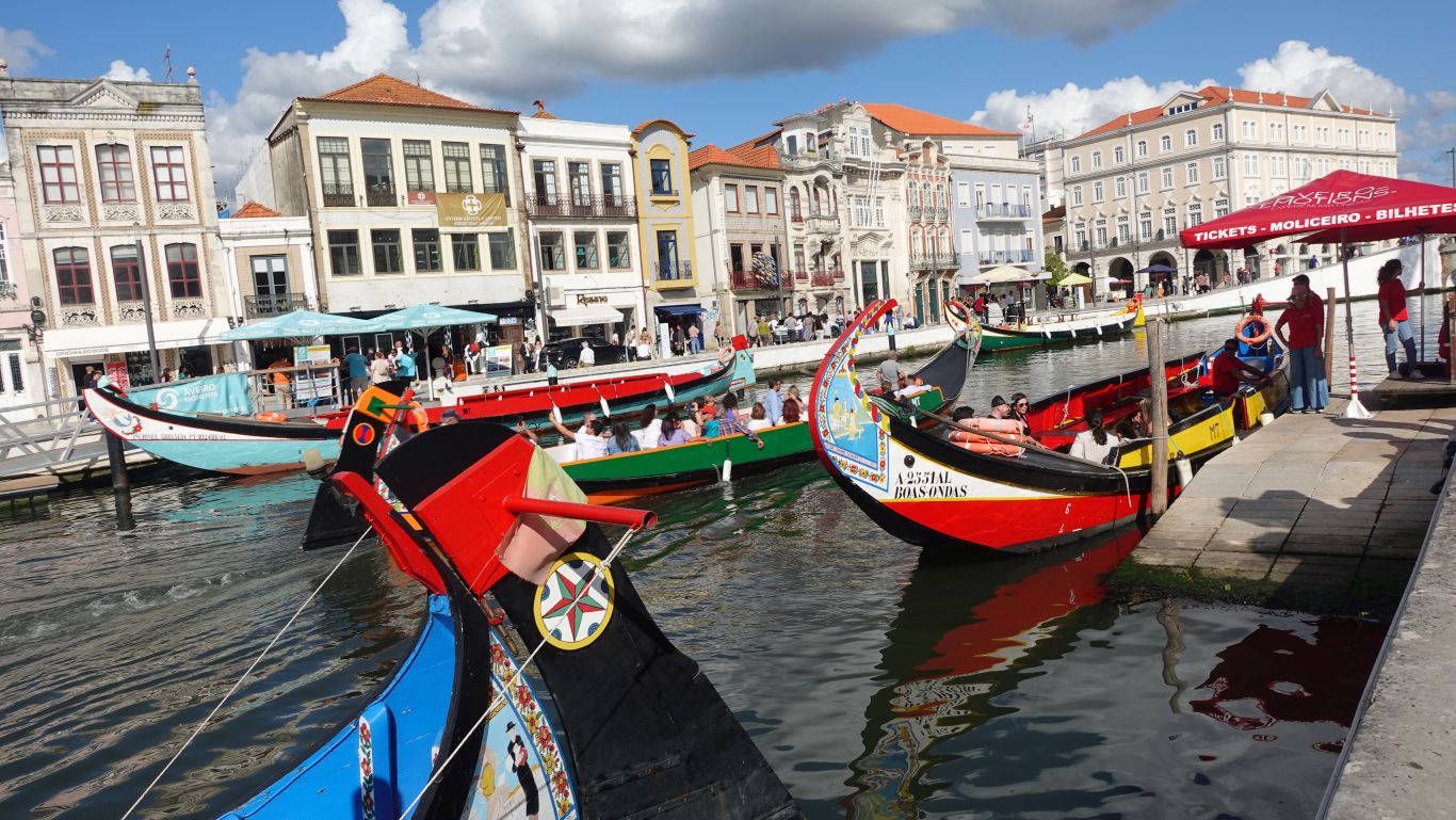Moliceiro-Boote - gondelähnlichen Booten auf den Kanälen von Aveiro