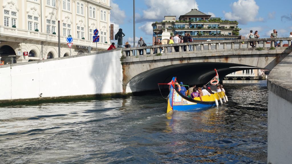 Bootsdurchfahrt unter einer niedrigen Brücke hindurch
