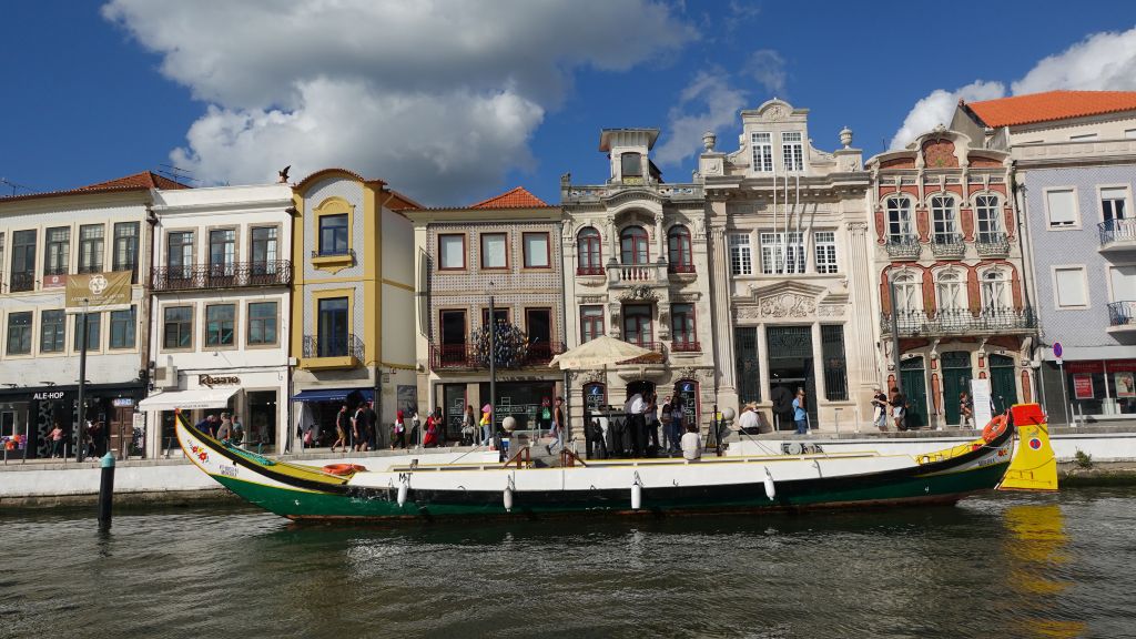 Ein Boot liegt am Kanalrand - erinnert an Venedig