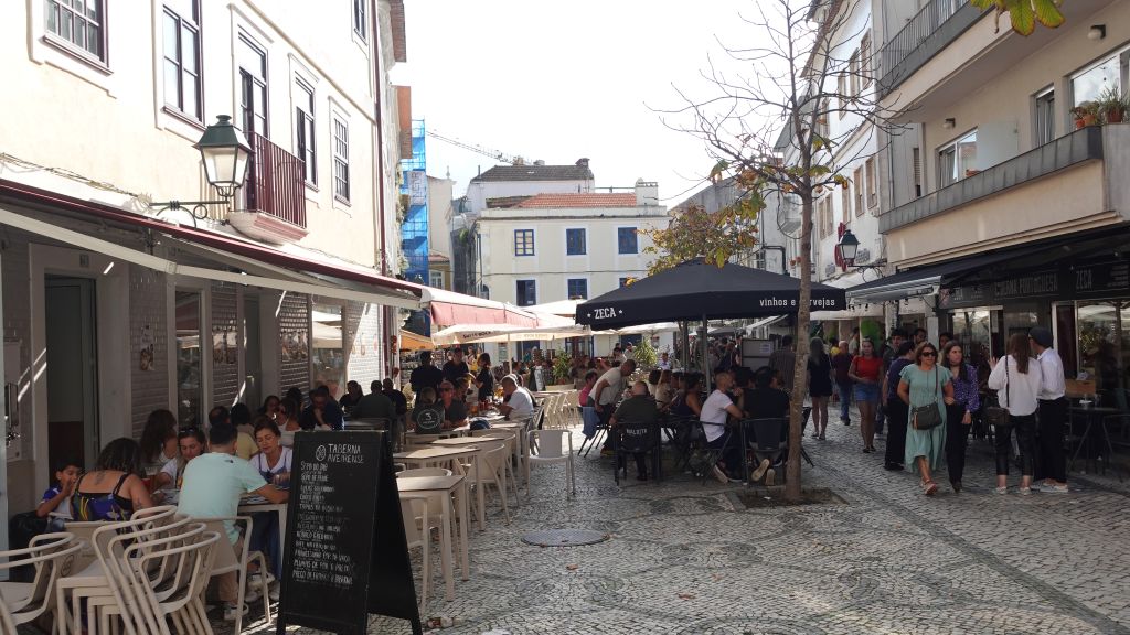 Blick in eine schmale Straße mit Restaurants