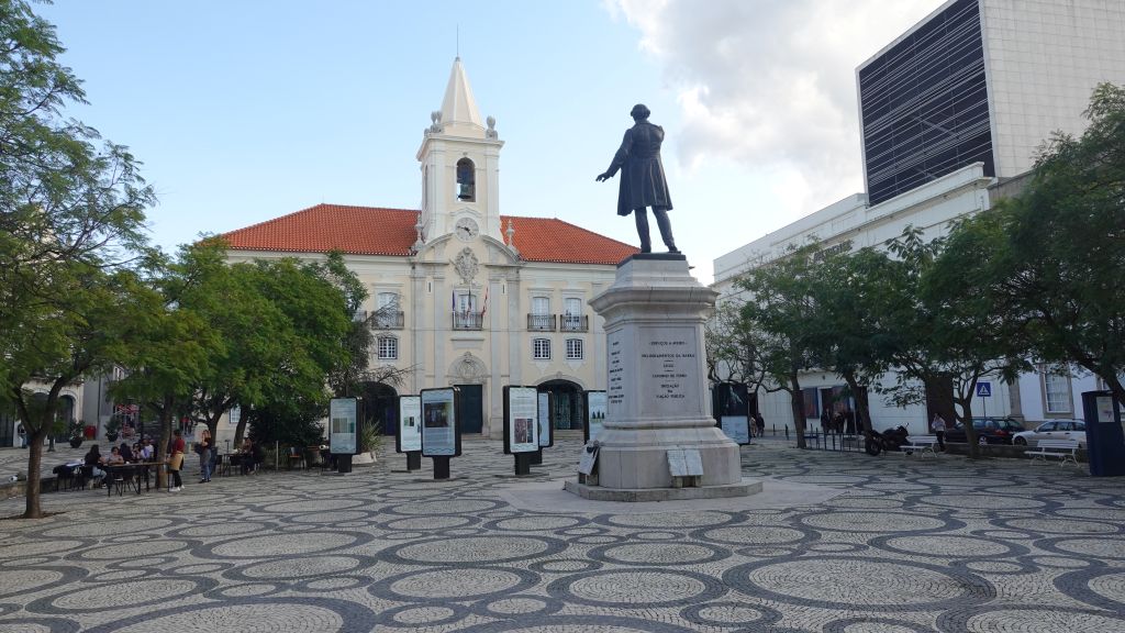 Ein Platz mit einer Statue eines offensichtlich bemerkenswerten Mannes