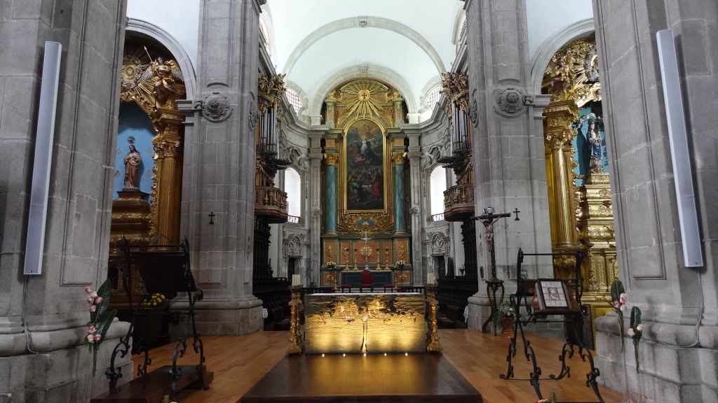 Ganz vorn am Altar