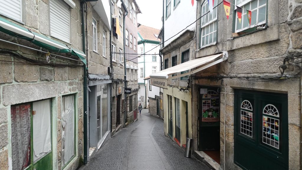 Kleine Gassen mit Geschäften und Restaurants bestimmen das Stadtbild