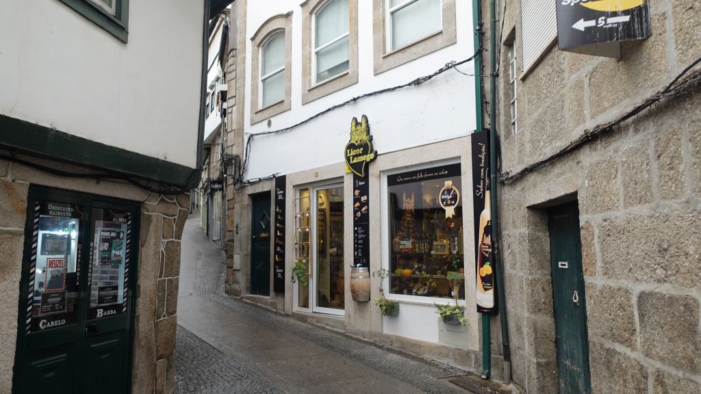 Kleine Gassen mit Geschäften und Restaurants bestimmen das Stadtbild