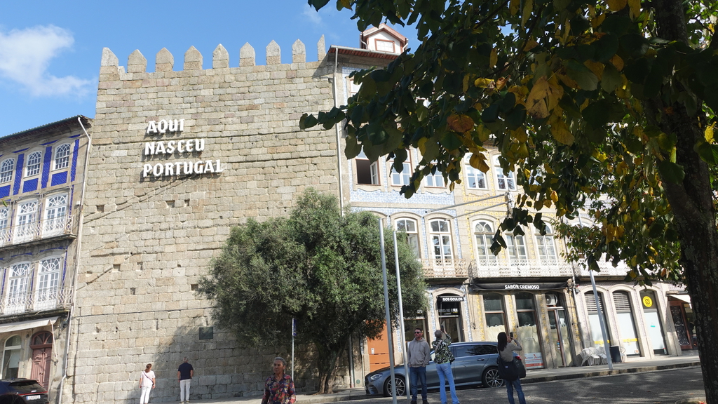 Mauer mit der Inschrift "Aqui nasceu Portugal" (Hier wurde Portugal geboren)